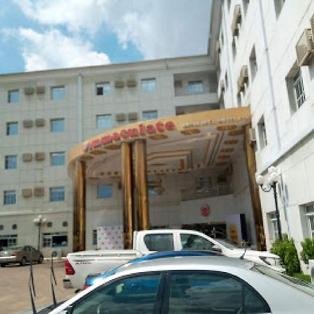 Room In Bb - Immaculate Royal International Hotel 오웨리 외부 사진
