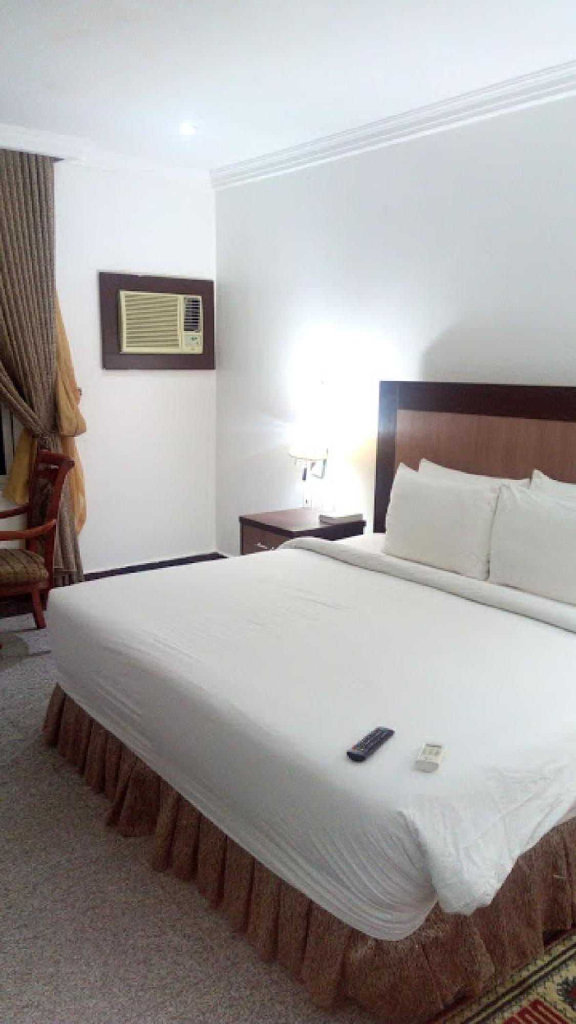 Room In Bb - Immaculate Royal International Hotel 오웨리 외부 사진
