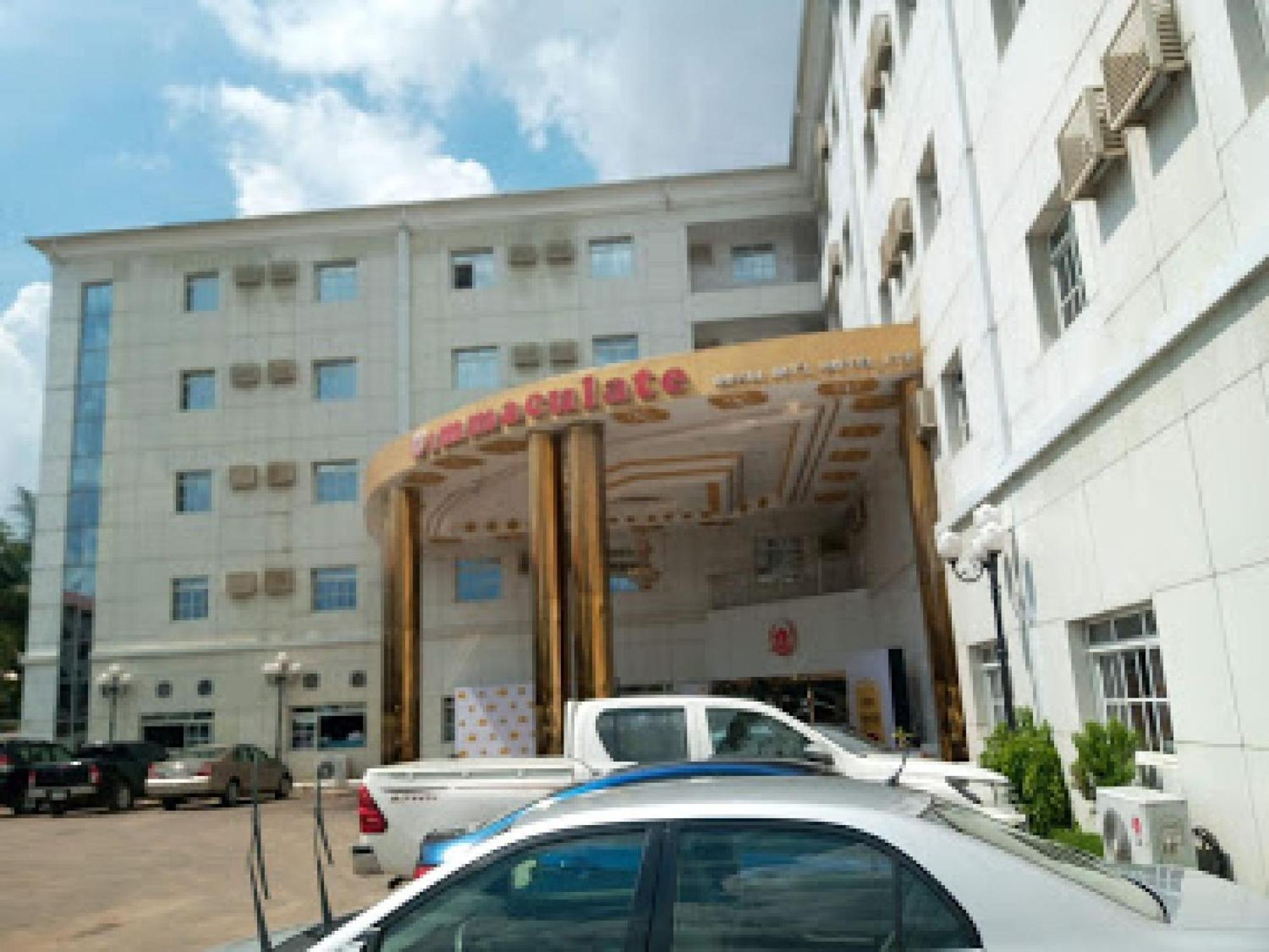 Room In Bb - Immaculate Royal International Hotel 오웨리 외부 사진