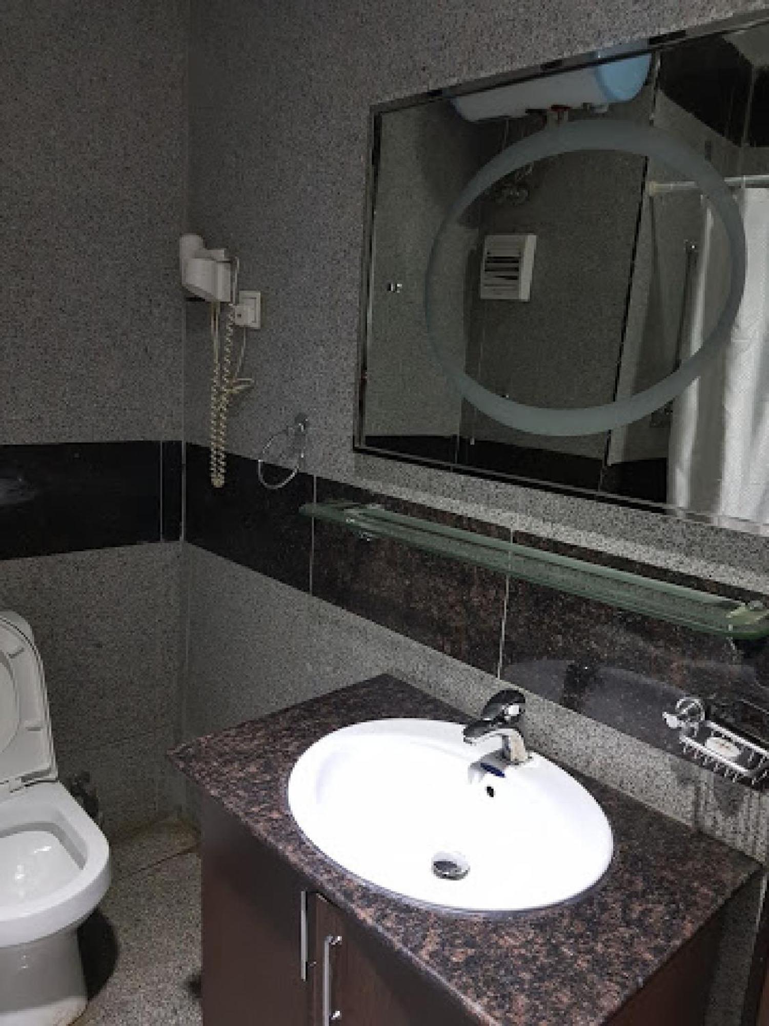 Room In Bb - Immaculate Royal International Hotel 오웨리 외부 사진