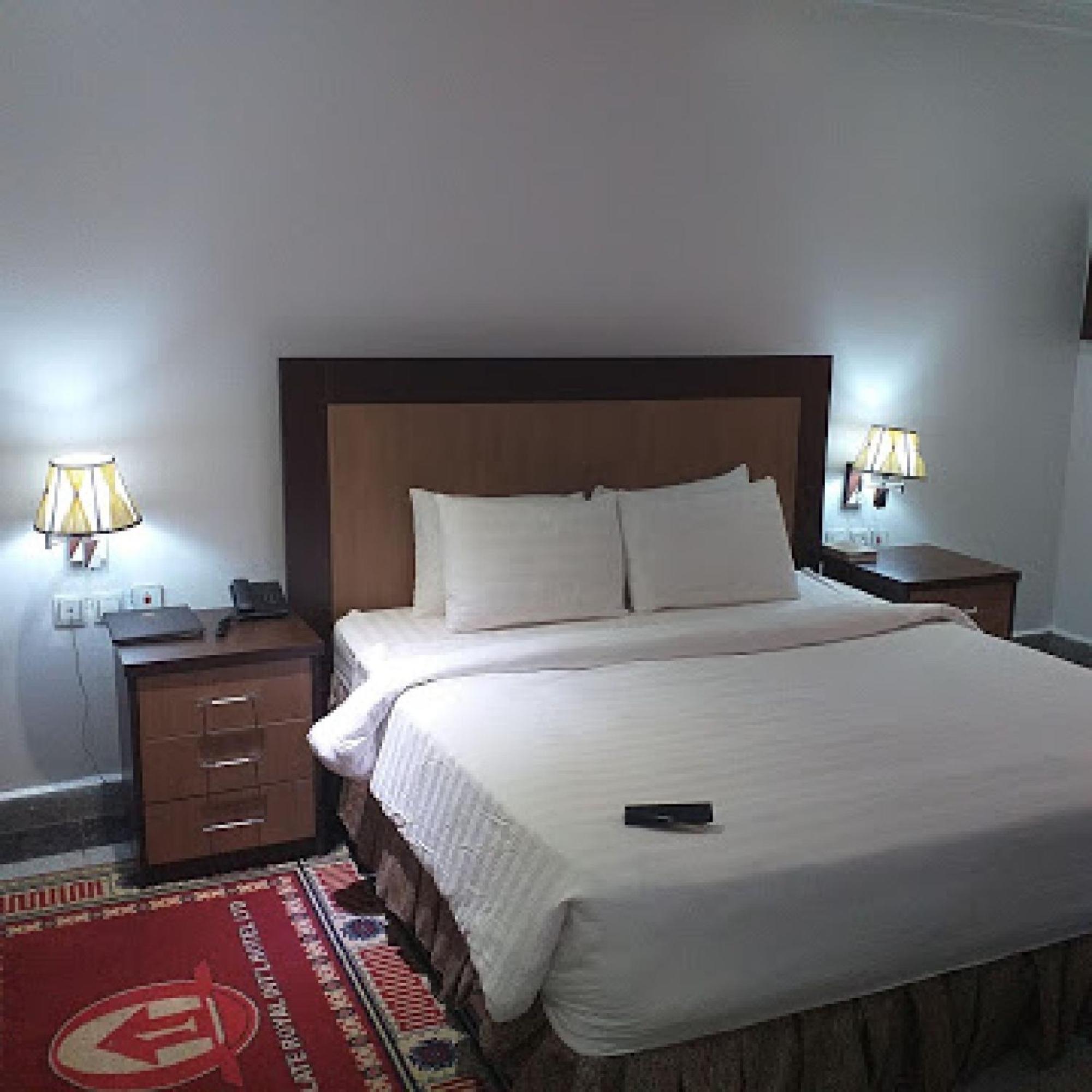 Room In Bb - Immaculate Royal International Hotel 오웨리 외부 사진