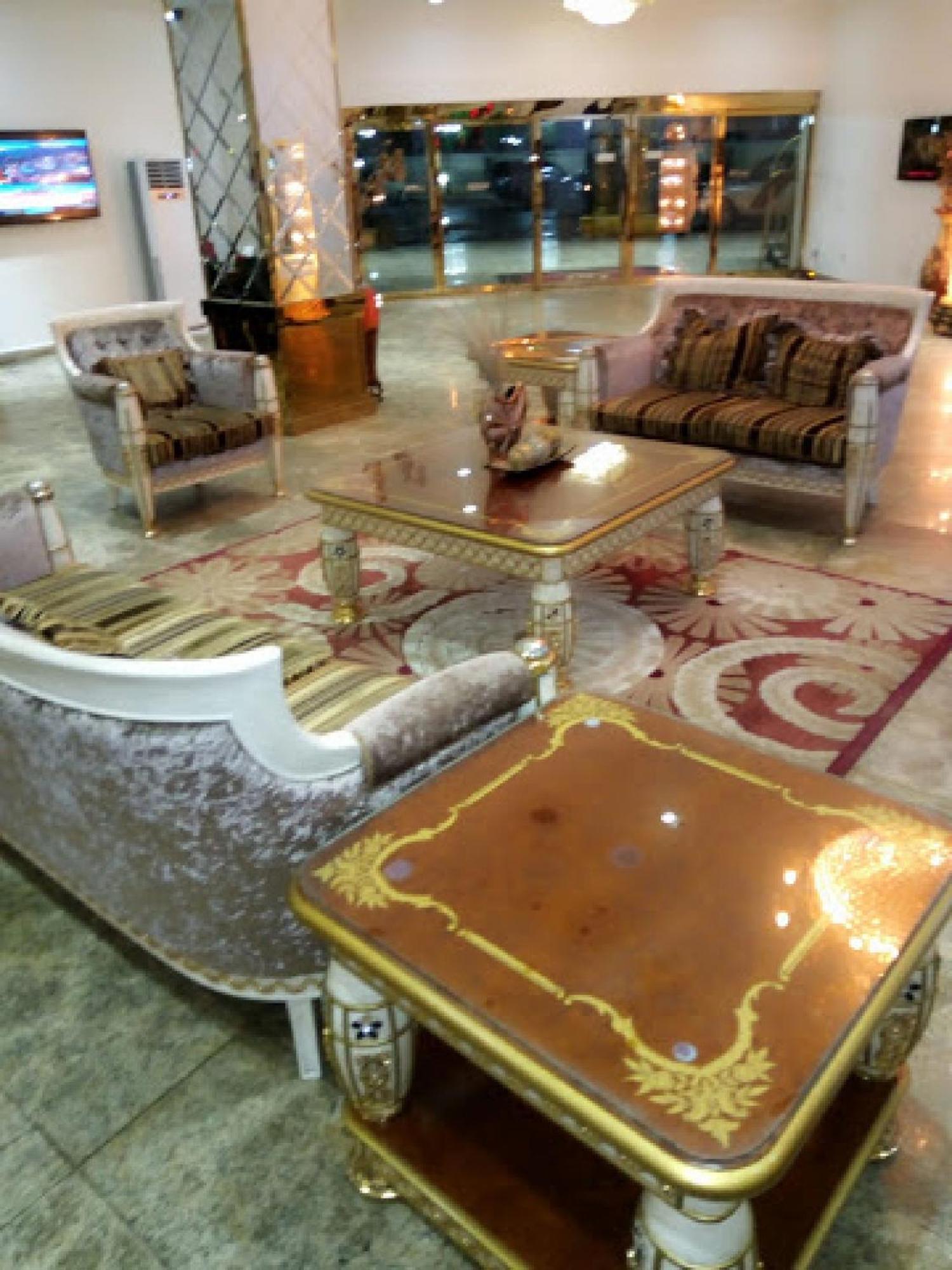 Room In Bb - Immaculate Royal International Hotel 오웨리 외부 사진