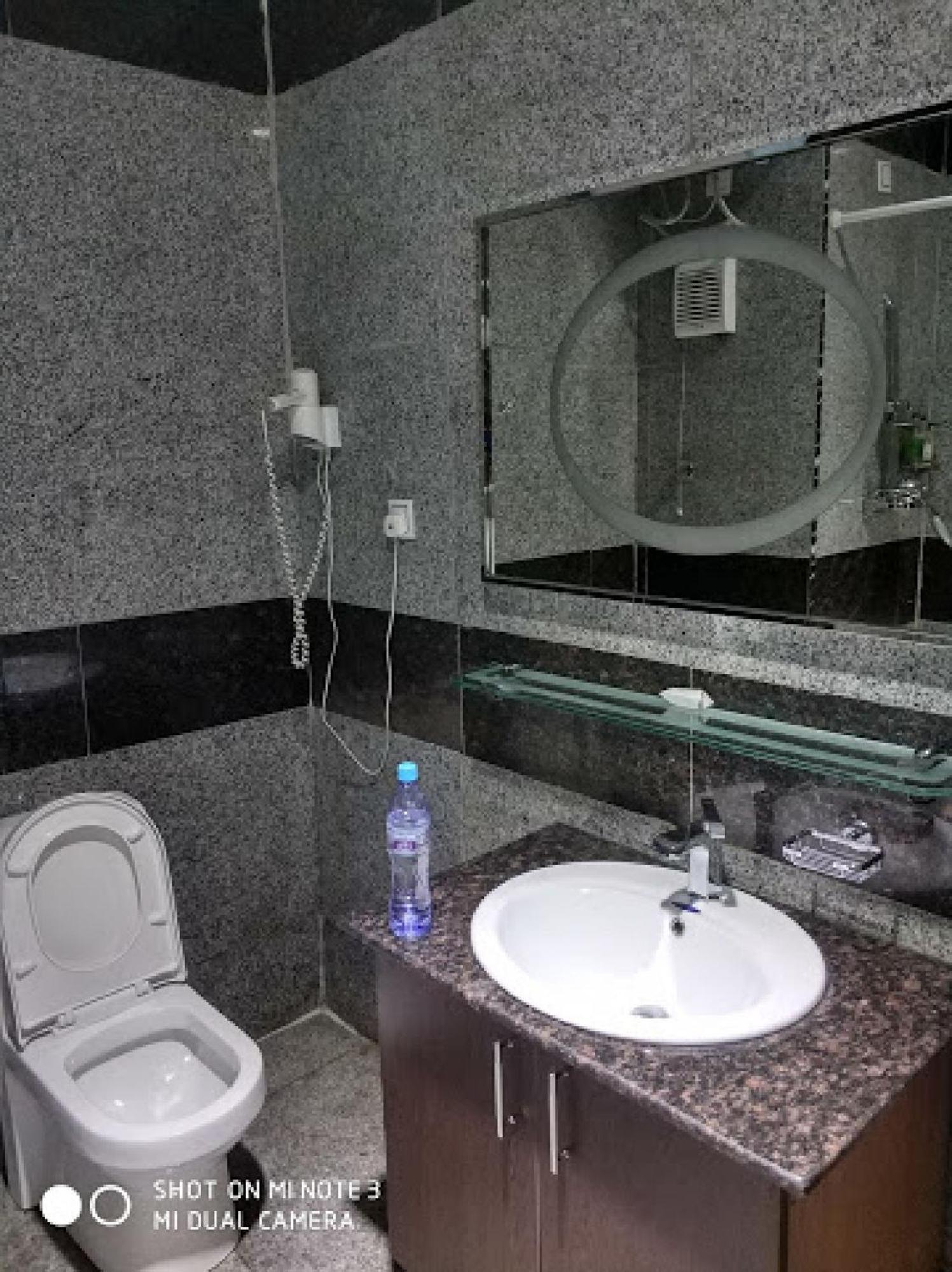 Room In Bb - Immaculate Royal International Hotel 오웨리 외부 사진