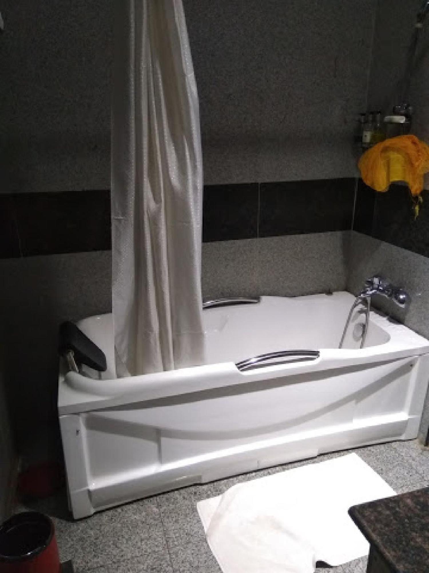 Room In Bb - Immaculate Royal International Hotel 오웨리 외부 사진