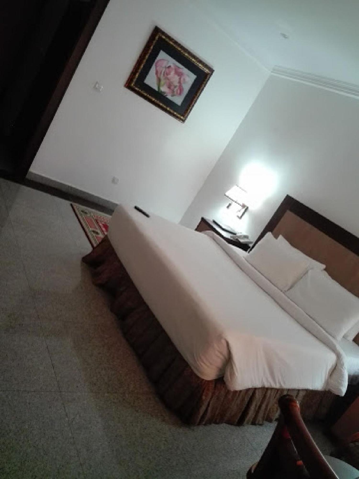 Room In Bb - Immaculate Royal International Hotel 오웨리 외부 사진