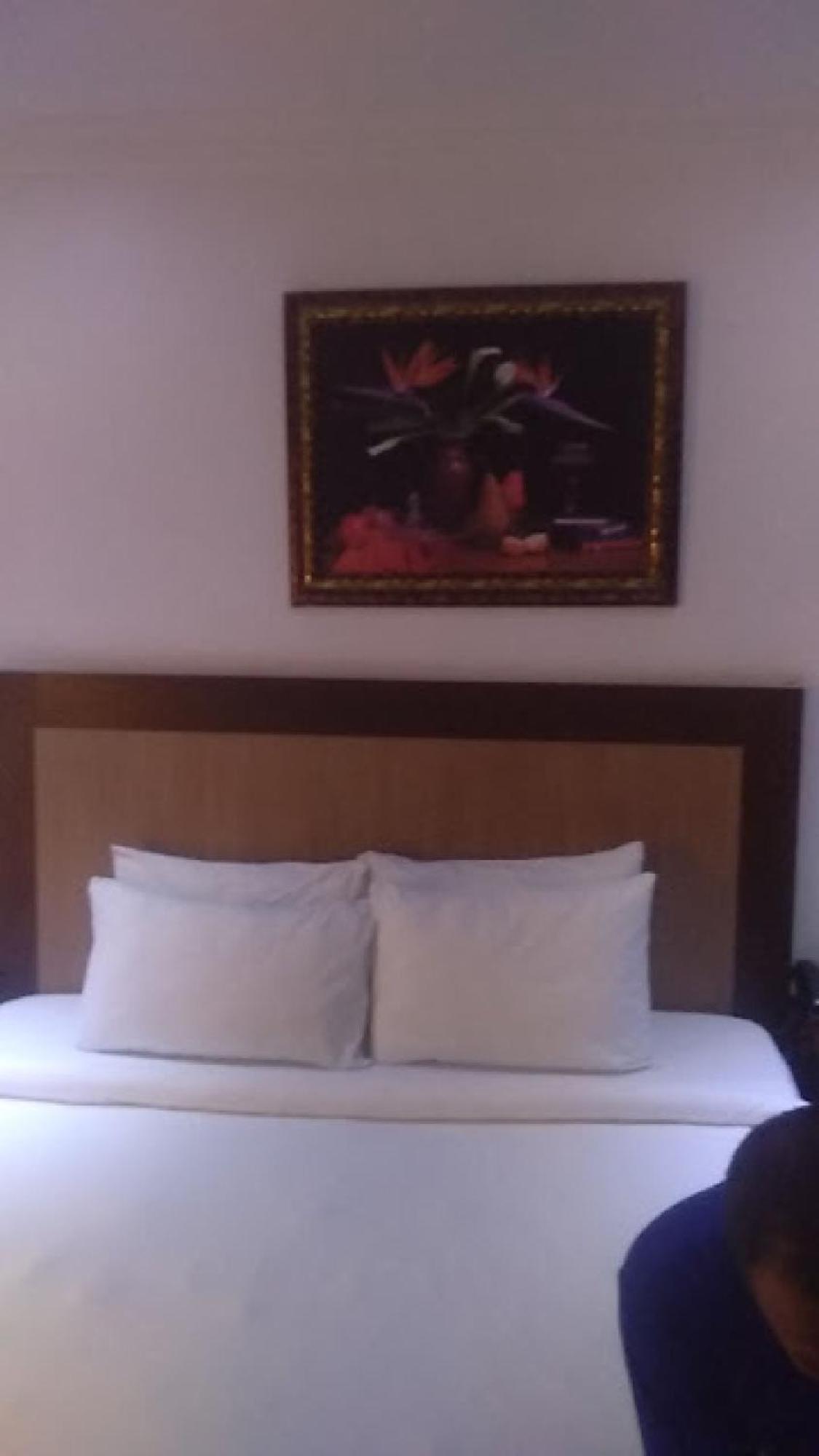 Room In Bb - Immaculate Royal International Hotel 오웨리 외부 사진