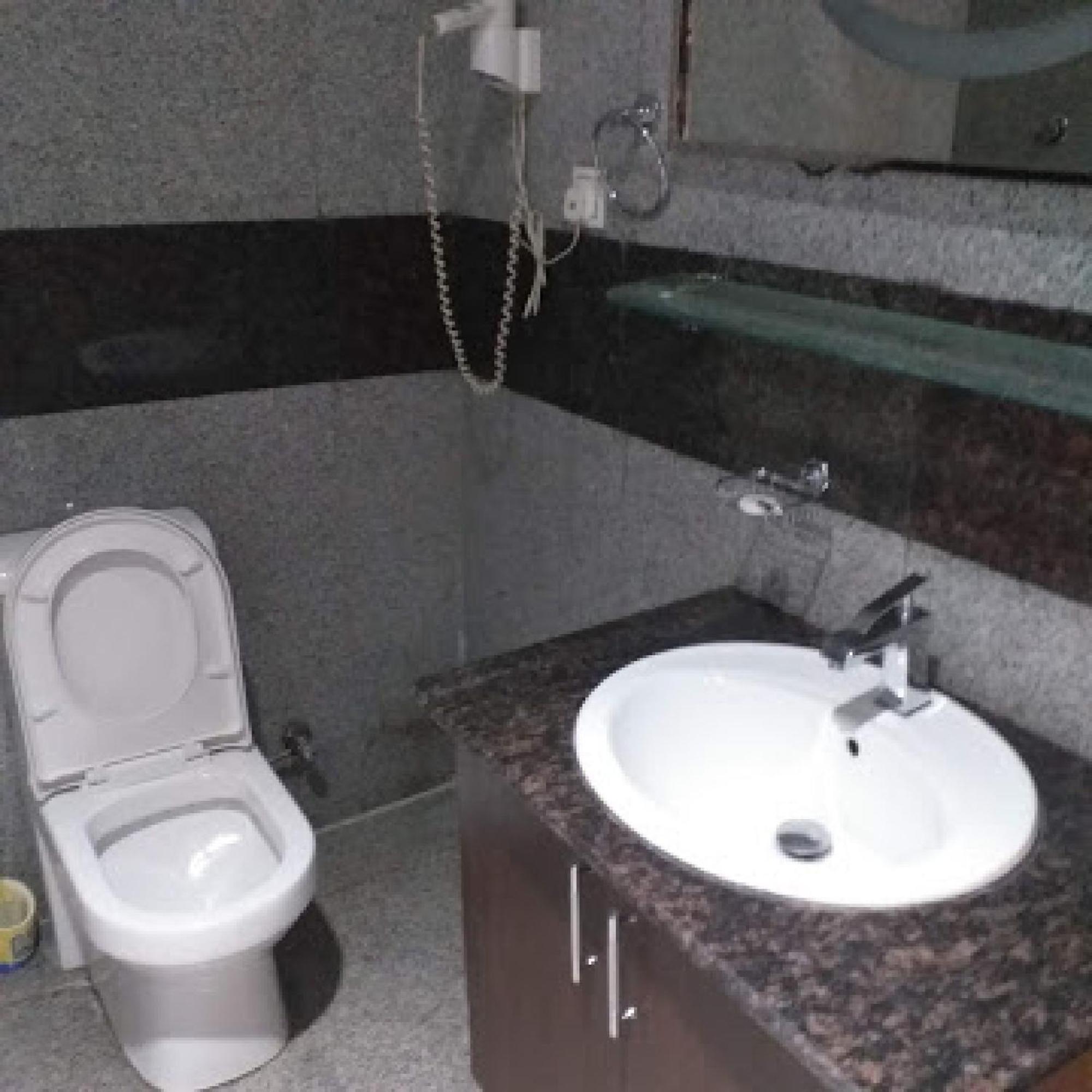 Room In Bb - Immaculate Royal International Hotel 오웨리 외부 사진