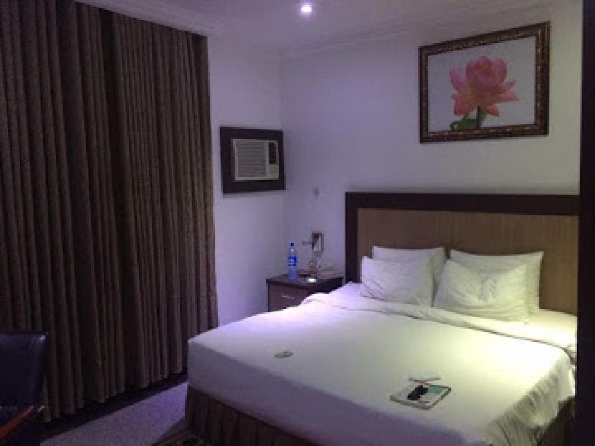 Room In Bb - Immaculate Royal International Hotel 오웨리 외부 사진