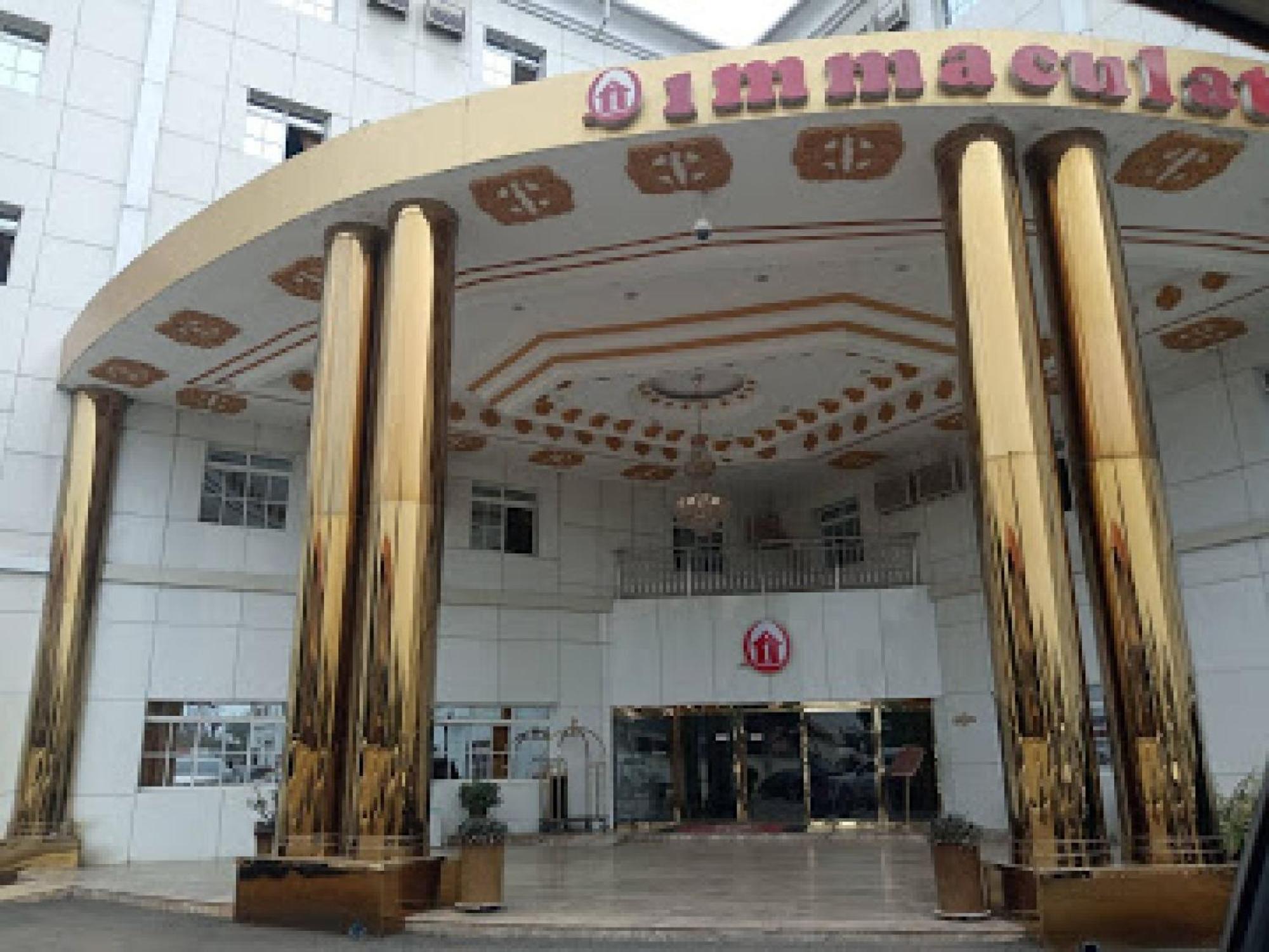 Room In Bb - Immaculate Royal International Hotel 오웨리 외부 사진