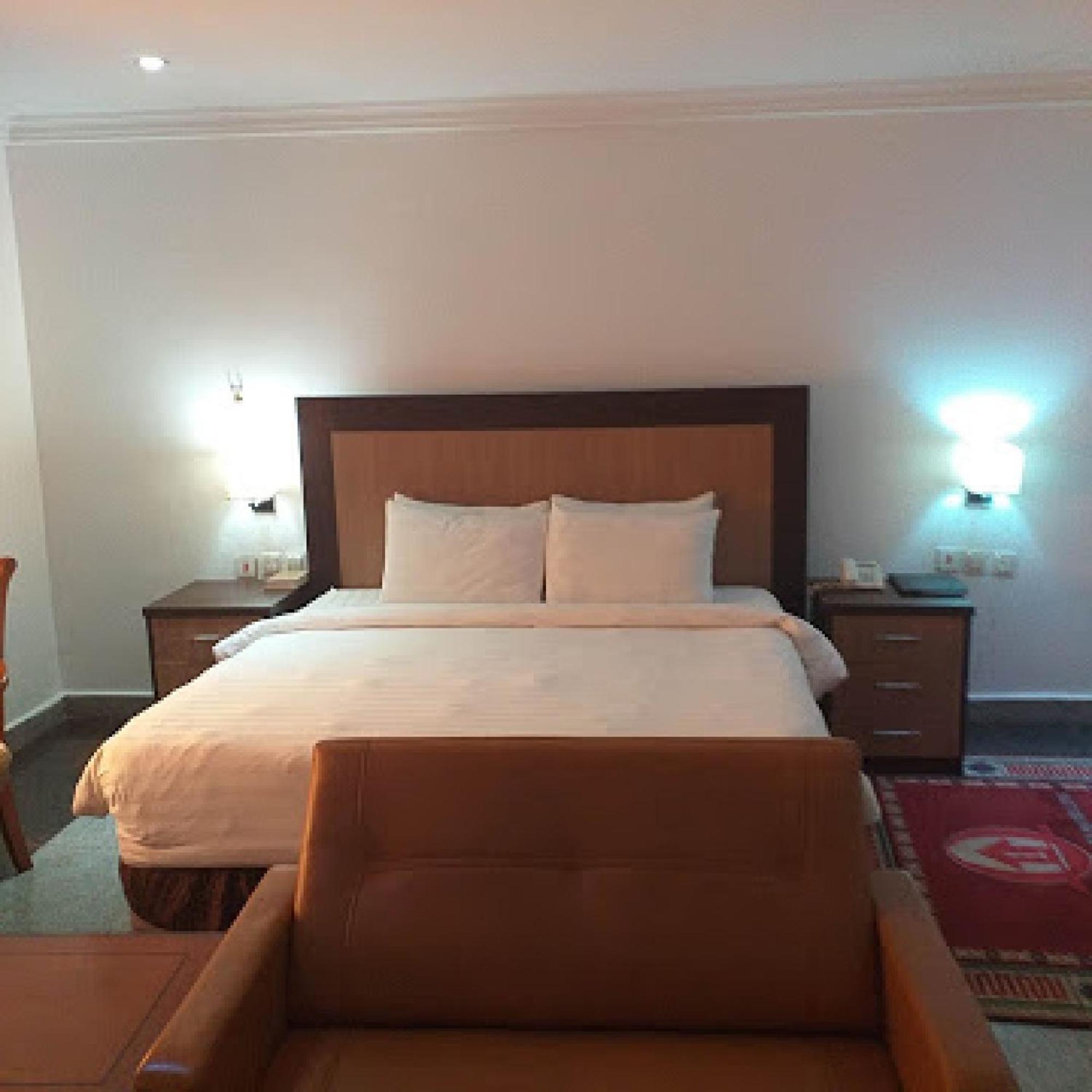 Room In Bb - Immaculate Royal International Hotel 오웨리 외부 사진