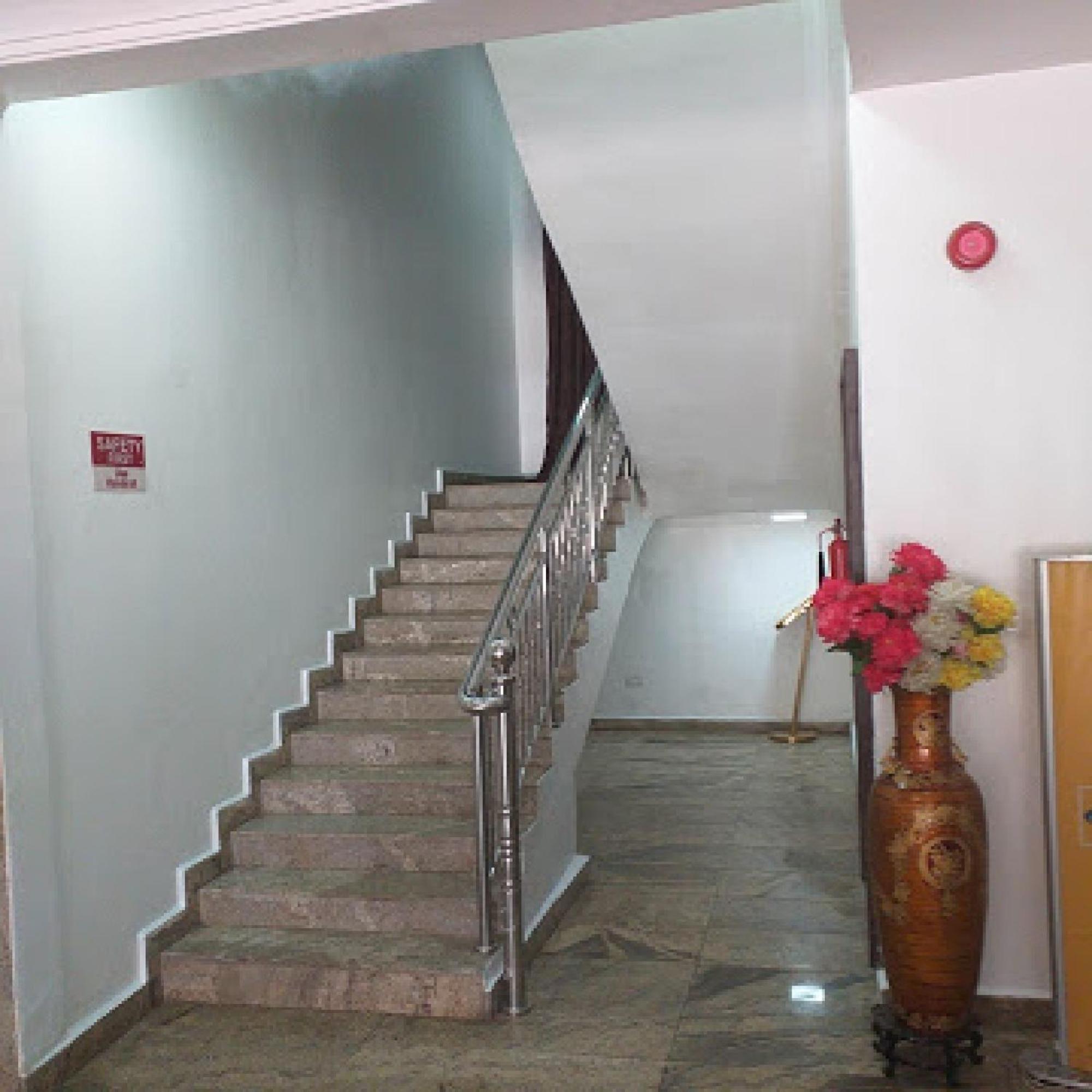Room In Bb - Immaculate Royal International Hotel 오웨리 외부 사진